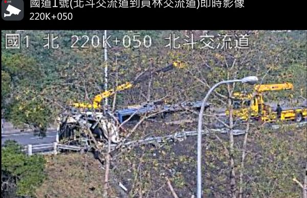 ▲國1南向北斗匝道發生聯結車翻覆。（圖／翻攝自國道1968）
