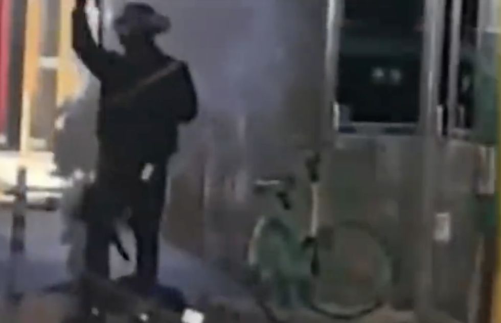 ▲上海一名疑似患有精神疾病的男子在夜間持CS遊戲煙霧罐朝ATM提管機丟擲。（圖／翻攝微博）