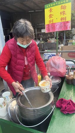 ▲鹹粥嬤不放棄將前往山西看愛孫，透早賣鹹粥賺錢。（圖／賴清美提供）