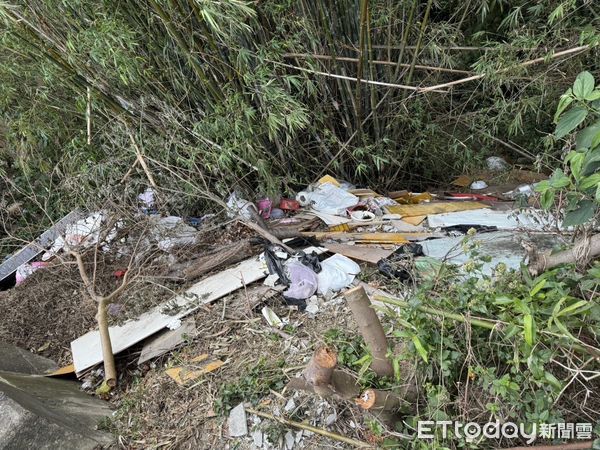 ▲邱姓水泥工在產業道路偷倒家庭廢棄物，警方憑現場一張發票破案。（圖／記者楊永盛翻攝）