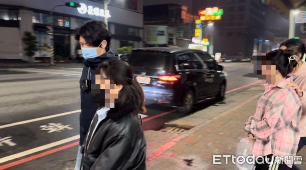 ▲▼高雄養生館專找嫩妹「半套1500」　見警上門突襲！秒拋男客逃竄。（圖／記者賴文萱翻攝）