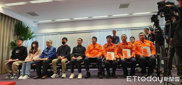 ▲▼             台中新光三越氣爆，市長盧秀燕公開表揚11位熱心英雄。（圖／記者游瓊華攝，下同）