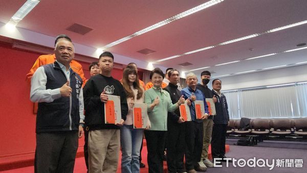 ▲▼             台中新光三越氣爆，市長盧秀燕公開表揚11位熱心英雄。（圖／記者游瓊華攝，下同）