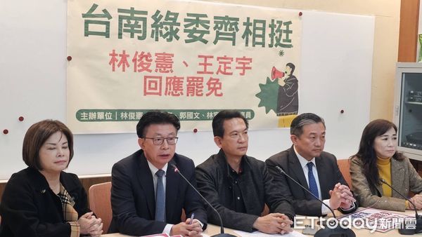 ▲立委林俊憲表示，針對罷免連署書中，不乏冒名連署及有死人連署情事，若冒名、死人參與連署等違法情事屬實，會提出告訴。（圖／記者林東良翻攝，下同） 