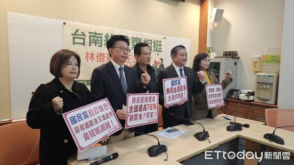 ▲立委林俊憲表示，針對罷免連署書中，不乏冒名連署及有死人連署情事，若冒名、死人參與連署等違法情事屬實，會提出告訴。（圖／記者林東良翻攝，下同） 