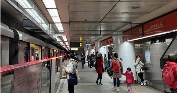 一名網友哀號，每次搭乘台北捷運紅線時，總會在車廂內聞到尿騷味。（圖／報系資料照）