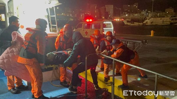 ▲馬祖男子急性腎衰竭，海巡協助送醫。（圖／記者林名揚翻攝，下同）