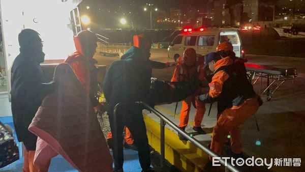 ▲馬祖男子急性腎衰竭，海巡協助送醫。（圖／記者林名揚翻攝，下同）