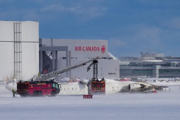 ▲▼美國達美航空（Delta Air Lines）一架客機在加拿大多倫多皮爾遜國際機場（Toronto Pearson International Airport）降落時翻覆，整架客機「上下顛倒」重摔雪地裡。（圖／路透）