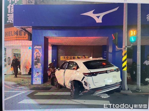 ▲45歲男子駕駛自小客車於西門路蛇行危險駕駛，先擦撞路邊機車後，再碰撞另一自小客車，雙方無酒駕，蛇行駕駛行為將依公共危險罪嫌送辦。（圖／記者林東良翻攝，下同）