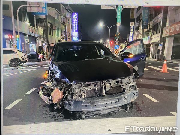 ▲45歲男子駕駛自小客車於西門路蛇行危險駕駛，先擦撞路邊機車後，再碰撞另一自小客車，雙方無酒駕，蛇行駕駛行為將依公共危險罪嫌送辦。（圖／記者林東良翻攝，下同）