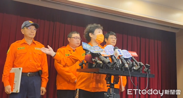 ▲▼             台中新光三越氣爆，市長盧秀燕公開表揚熱心英雄。（圖／記者游瓊華攝，下同）