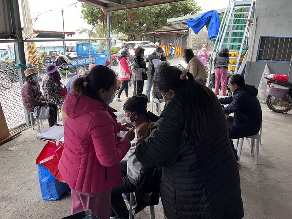 ▲▼國光流感疫苗場-多良文健站-現場民眾踴躍，排隊等候。（圖／南迴基金會提供）