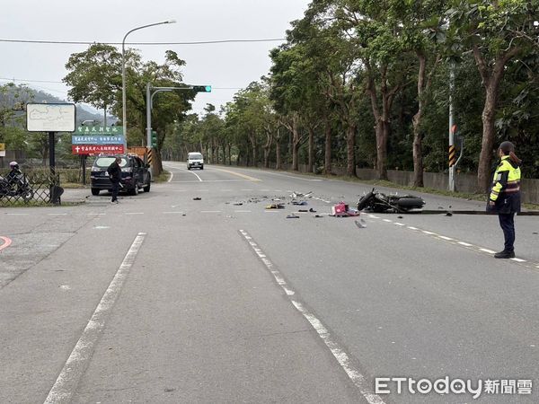 ▲▼重機撞上左轉彎的自小客車，零件散落各處，林姓騎士傷重不治。（圖／記者游芳男翻攝，下同）