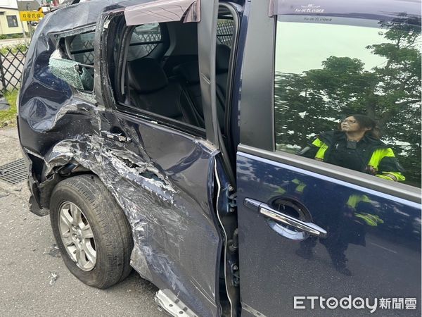 ▲▼重機撞上左轉彎的自小客車，零件散落各處，林姓騎士傷重不治。（圖／記者游芳男翻攝，下同）