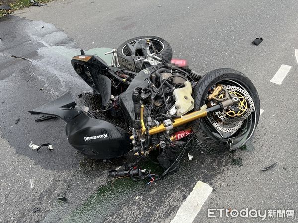 ▲▼重機撞上左轉彎的自小客車，零件散落各處，林姓騎士傷重不治。（圖／記者游芳男翻攝，下同）
