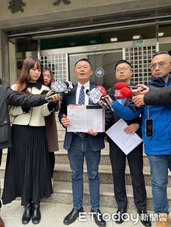 ▲▼三重區立委李坤城今(18)日與民進黨「挺公民、護民主」房彥輝律師赴新北地檢署按鈴申告。（圖／記者陳以昇翻攝）