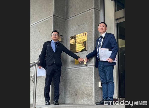 ▲▼三重區立委李坤城今(18)日與民進黨「挺公民、護民主」房彥輝律師赴新北地檢署按鈴申告。（圖／記者陳以昇翻攝）