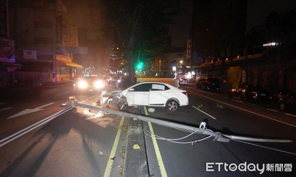 ▲台中凌晨2起酒駕自撞！醉男飛車撞招牌...騎士差一點就遭擊落。（圖／記者許權毅翻攝）