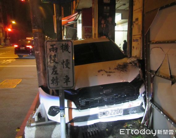 ▲台中凌晨2起酒駕自撞！醉男飛車撞招牌...騎士差一點就遭擊落。（圖／記者許權毅翻攝）