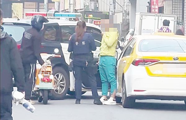 ▲桃園市一名17歲高中生昨天下午偷開父親計程車外出，行經中原夜市附近時，疑似閃避車輛不慎撞倒路旁14輛機車，肇事後逃逸仍被女警攔查到案。（圖／翻攝自Threads網友many_sections提供）
