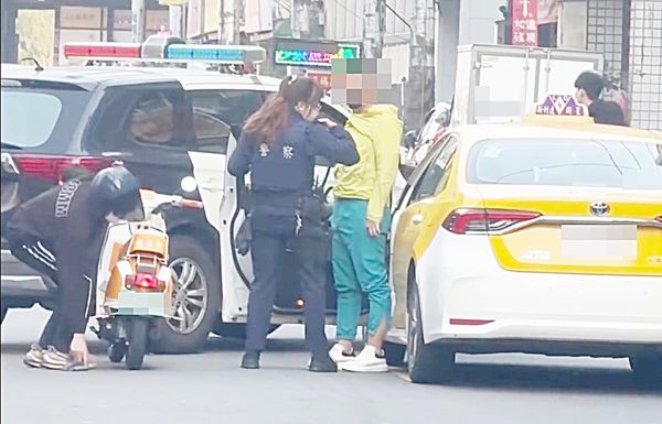 ▲桃園市一名高中生昨天下午偷開父親計程車外出，行經中原夜市附近時不慎撞倒路旁14輛機車，肇事後被女警攔查到案，並通報現場警網支援。（圖／翻攝自Threads網友many_sections提供）