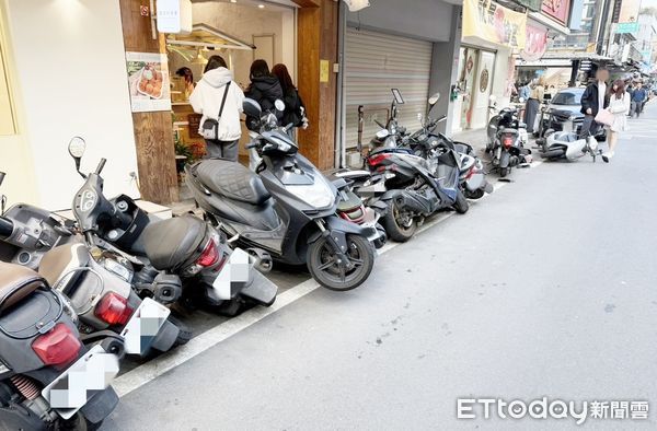 ▲中壢交通中隊昨天在中原夜市附近處理肇事逃逸案，少年偷開父親計程車不慎撞倒路旁14輛機車。（圖／記者沈繼昌翻攝）