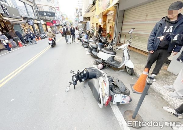 ▲中壢交通中隊昨天在中原夜市附近處理肇事逃逸案，少年偷開父親計程車不慎撞倒路旁14輛機車，現場慘況。（圖／記者沈繼昌翻攝）