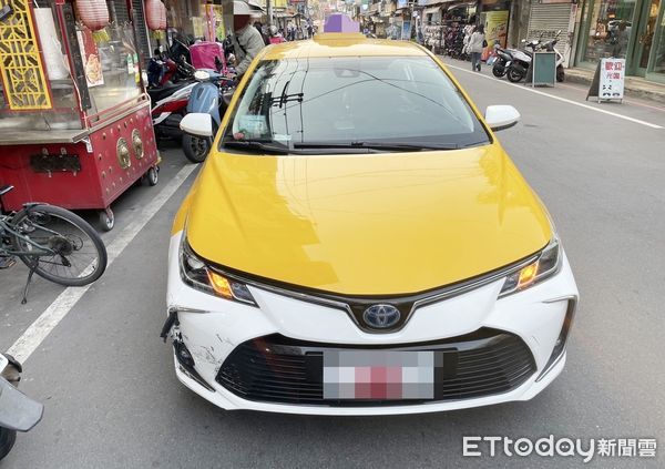 ▲桃園市少年偷開父親計程車不慎撞倒路旁14輛機車，計程車右前保險桿也有撞擊痕跡。（圖／記者沈繼昌翻攝）