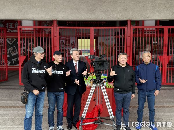 ▲▼ 台灣勇奪2024世界12強棒球賽冠軍，引爆全台關注，棒球熱更持續延燒。去年底宣布要在今年開拍，以12強奪冠為主題的電影，《冠軍之路Team Taiwan》紀錄片在今（18）日於天母棒球場宣布正式開拍！包含出品方威剛科技股份有限公司林天瓊副總經理、中華職棒聯盟會長蔡其昌、祕書長楊清瓏。製作韶光電影有限公司導演龍男&bull;以撒克&bull;凡亞思、監製張永昌，都特別出席《冠軍之路Team Taiwan》紀錄片的開鏡儀式。       蔡其昌     。（圖／記者王真魚攝）