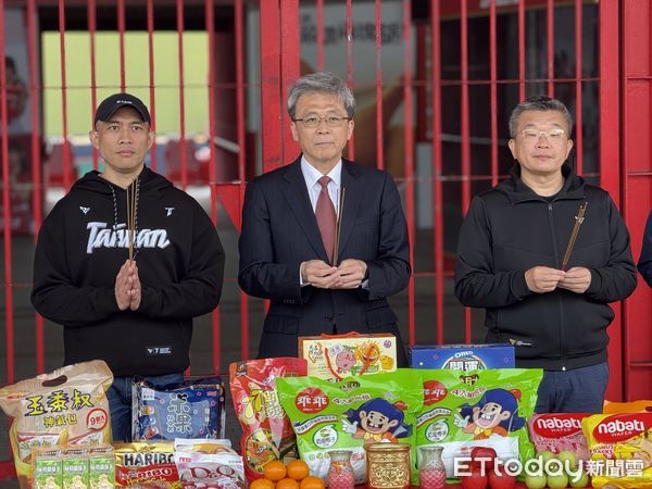 ▲▼ 台灣勇奪2024世界12強棒球賽冠軍，引爆全台關注，棒球熱更持續延燒。去年底宣布要在今年開拍，以12強奪冠為主題的電影，《冠軍之路Team Taiwan》紀錄片在今（18）日於天母棒球場宣布正式開拍！包含出品方威剛科技股份有限公司林天瓊副總經理、中華職棒聯盟會長蔡其昌、祕書長楊清瓏。製作韶光電影有限公司導演龍男&bull;以撒克&bull;凡亞思、監製張永昌，都特別出席《冠軍之路Team Taiwan》紀錄片的開鏡儀式。       蔡其昌     。（圖／記者王真魚攝）