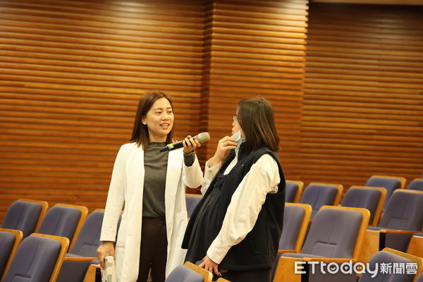 ▲▼花蓮慈院婦產部每一季定期舉辦爸媽教室，今年第一場由花蓮慈院婦產部停寧萱醫師（前排右三）主講。（圖／慈濟醫學中心提供，下同）