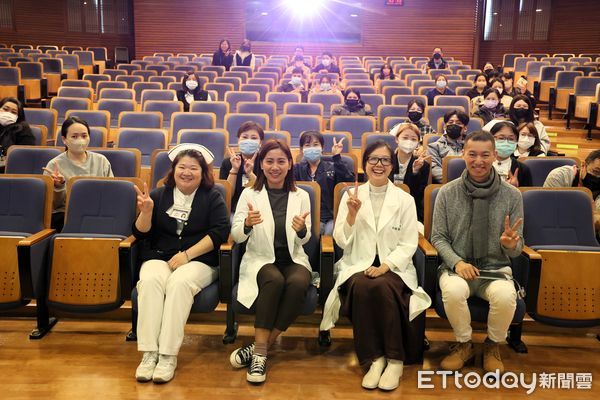 ▲▼花蓮慈院婦產部每一季定期舉辦爸媽教室，今年第一場由花蓮慈院婦產部停寧萱醫師（前排右三）主講。（圖／慈濟醫學中心提供，下同）