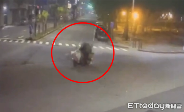 ▲▼機車變「行動回收場」！騎到半路燒成火球，騎士驚逃留滿地雜物。（圖／記者賴文萱翻攝）