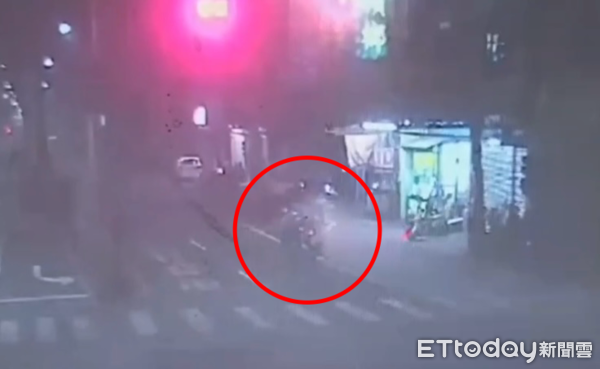 ▲▼機車變「行動回收場」！騎到半路燒成火球，騎士驚逃留滿地雜物。（圖／記者賴文萱翻攝）