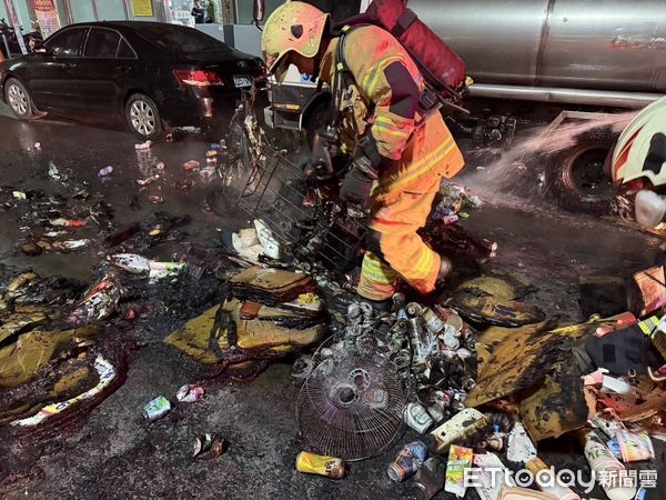 ▲▼機車變「行動回收場」！騎到半路燒成火球，騎士驚逃留滿地雜物。（圖／記者賴文萱翻攝）