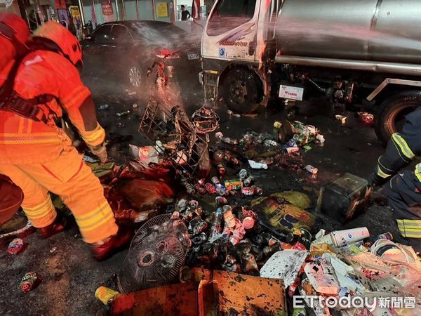 ▲▼機車變「行動回收場」！騎到半路燒成火球，騎士驚逃留滿地雜物。（圖／記者賴文萱翻攝）