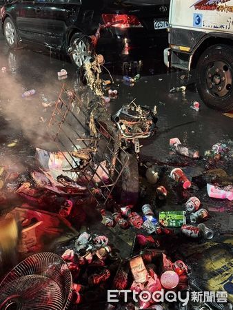 ▲▼機車變「行動回收場」！騎到半路燒成火球，騎士驚逃留滿地雜物。（圖／記者賴文萱翻攝）