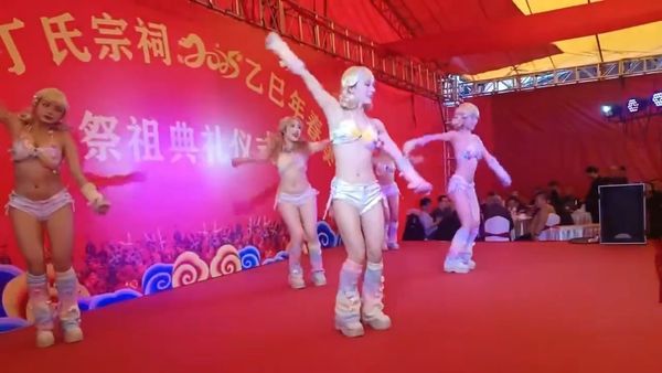 祭祖儀式請來辣妹跳舞，讓祖宗奶奶嗨翻！網讚「子孫真孝順」。（翻自微博）