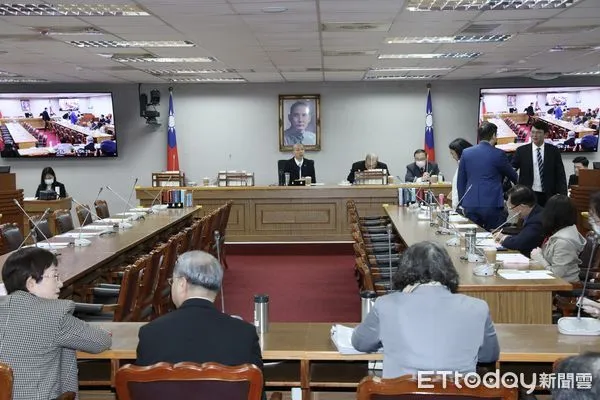 ▲▼ 立法院朝野黨團協商114年度中央政府總預算後續相關處理事宜 王鴻薇與黃國昌私下交換意見。（圖／記者屠惠剛攝）