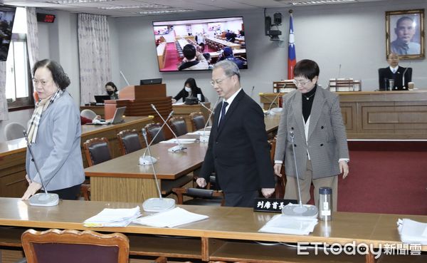 ▲▼ 立法院朝野黨團協商114年度中央政府總預算後續相關處理事宜 行政院秘書長龔明鑫 財政部長 主計長 出席 向韓國瑜致意。（圖／記者屠惠剛攝）