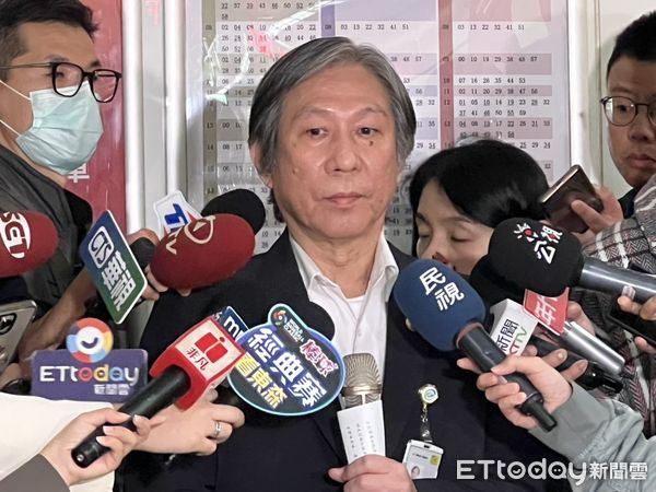 ▲▼台北捷運公司行車處長曾朝暉接受媒體訪問，針對有關旅客反映紅線車廂有異味一事。（圖／記者陳家豪攝）