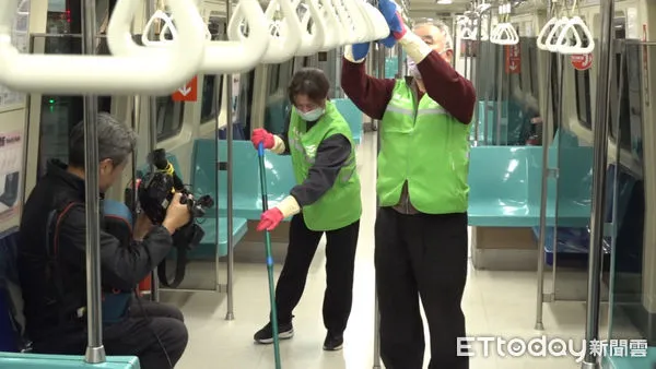 ▲▼針對有關旅客反映紅線車廂有異味一事，台北捷運公司行車處長曾朝暉接受媒體訪問，圖為清潔員清消畫面。（圖／記者陳家豪攝）