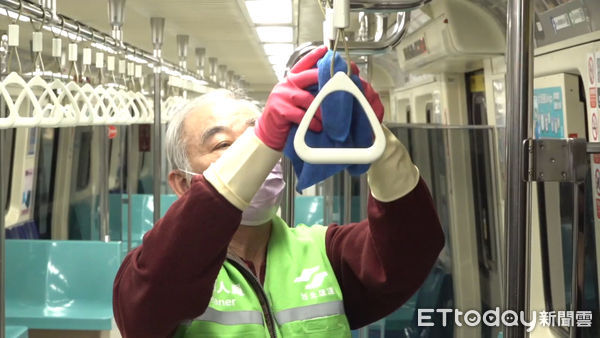 ▲▼針對有關旅客反映紅線車廂有異味一事，台北捷運公司行車處長曾朝暉接受媒體訪問，圖為清潔員清消畫面。（圖／記者陳家豪攝）