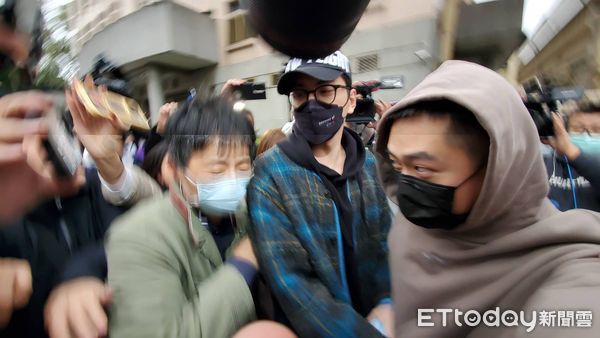 ▲▼             王大陸涉砸百萬閃兵，繳出15萬交保金後離開地檢署。（圖／記者黃彥傑攝，下同）