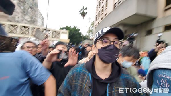 ▲王大陸交保現身 。（圖／記者黃彥傑攝，下同）