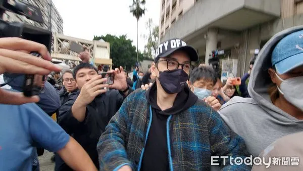 ▲王大陸交保現身 。（圖／記者黃彥傑攝，下同）