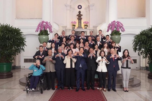 ▲▼劉彥澧指稱賴清德接見德州撲克協會畫面，但畫面中為民進黨新北市黨部黨公職及信賴之友會。（圖／翻攝粉專）