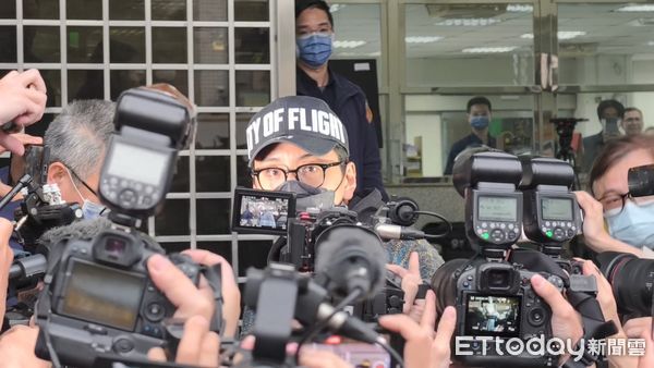 ▲▼             王大陸交保離去。（圖／記者黃哲民攝）