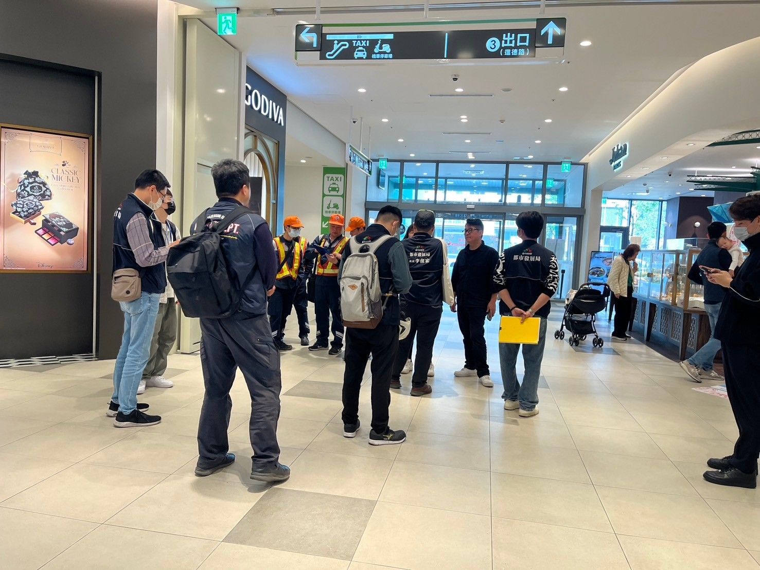 ▲▼台中市府針對大型百貨商場進行公安稽查，查獲2業者2項缺失，依法開罰。（圖／台中市都發局）